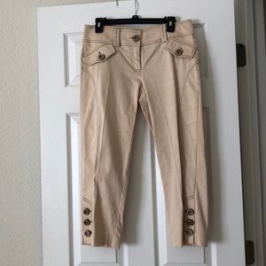 Darling, detailed beige capris.